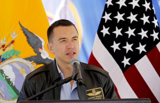 Imagen de Daniel Noboa con las banderas de Ecuador y Estados Unidos detrás, en un evento de entrega de la Embajada de EE. UU. en Ecuador de un avión a la Fuerza Aérea Ecuatoriana, en marzo de 2024.