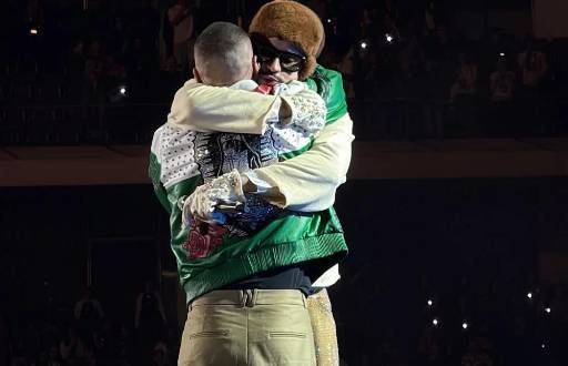 Bad Bunny y J Balvin compartiendo un abrazo el 21 de diciembre, en el Estadio GNP Seguros, CDMX.