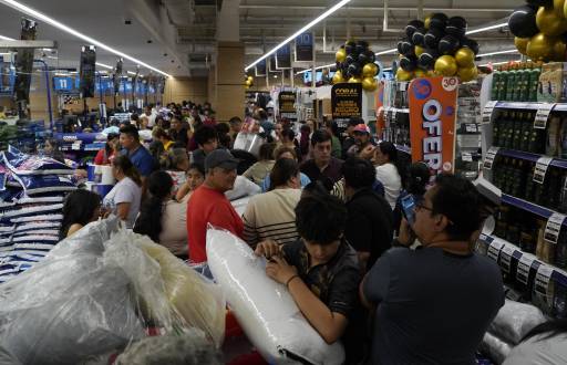 Guayaquil, jueves 27 de noviembre del 2025Desde tempranas horas compradores colmaron el hipermercado Coral, ubicado en la avenida Carlos Julio Arosenena, aprovechando las ofertas del Black Friday Fotos: CÃ©sar MuÃ±oz/API
