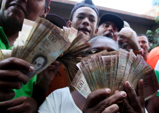 La situación de Venezuela sin billetes deriva en protestas, saqueos e interminables filas
