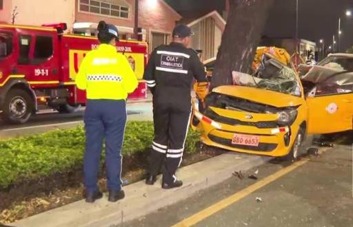 Fotografía del siniestro de tránsito que dejó a un taxista atrapado en Guayaquil.