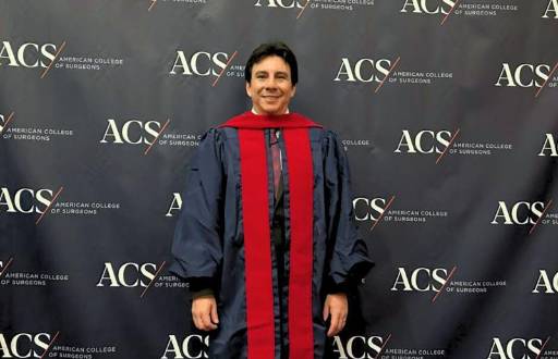 El Dr. Napoleón Salgado, reconocido por las sociedades médicas más prestigiosas del mundo.