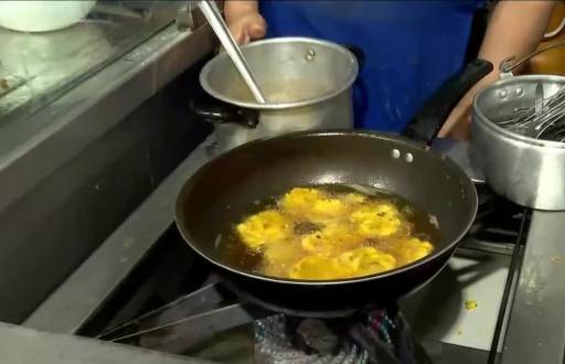 Imagen de una persona cocinando verde para un plato.