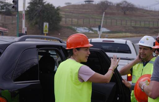 Inés Manzano durante un recorrido por el Relleno Sanitario de las Iguanas en Guayaquil el 13 de diciembre de 2024.