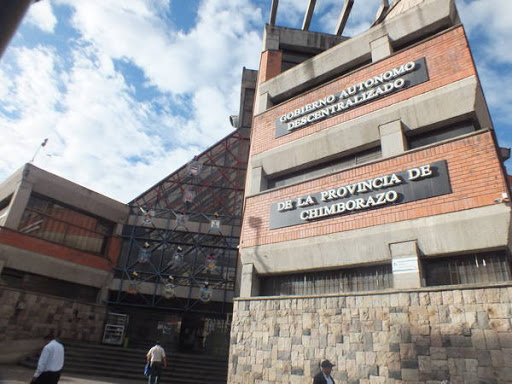 Fiscalía ejecutó allanamiento en la prefectura de Chimborazo