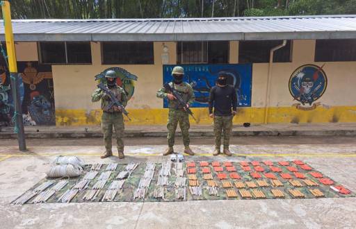 Miembros de las Fuerzas Armadas junto a material incautado usado en la minería ilegal.