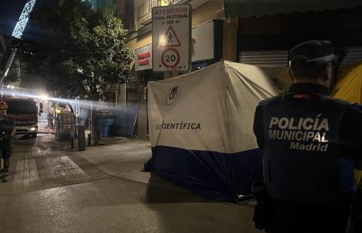 El derrumbe, que afectó el interior del edificio y provocó el desplome de varios pisos, dejó también a tres obreros heridos.