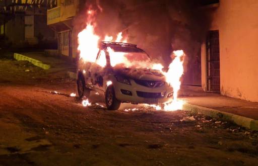 Foto de un auto incendiado en Esmeraldas, la madrugada de este 21 de diciembre de 2025.