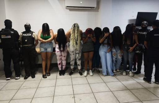 Imagen de mujeres extranjeras retenidas en el centro de Guayaquil.