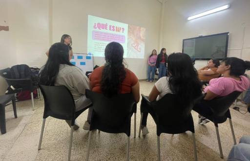 Imagen de pacientes de la Unidad de Conductas Adictivas recibiendo una charla.