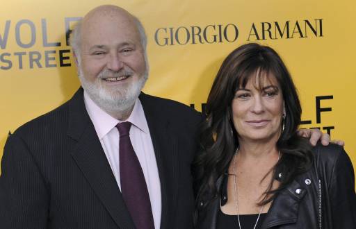 Fotografía de archivo del 17 de diciembre de 2013 del director estadounidense Rob Reiner y su esposa, Michele Singer, posando a su llegada al estreno de The Wolf Of Wall Street.