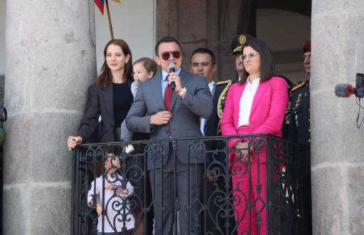 El presidente Daniel Noboa, la primera dama, Lavinia Valbonesi (izq), y la vicepresidenta electa, María José Pinto, durante el relevo de guardia el 15 de abril del 2025.