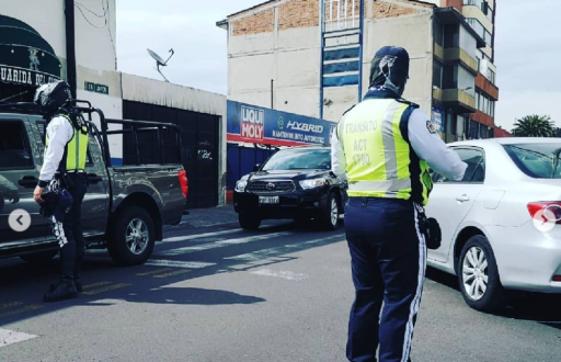 Agentes de tránsito realizando controles.