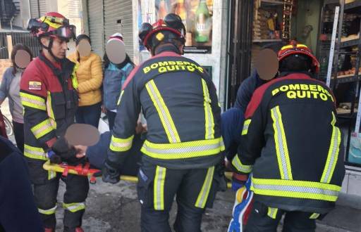 Los bomberos atendieron a los afectados tras el choque, en el sur de Quito.