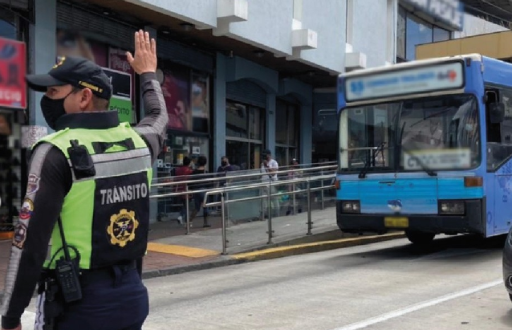 Agente de tránsito realizando controles.
