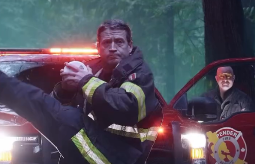 Bomberos de la Isla Pender recreando la escena de béisbol de Crepúsculo.