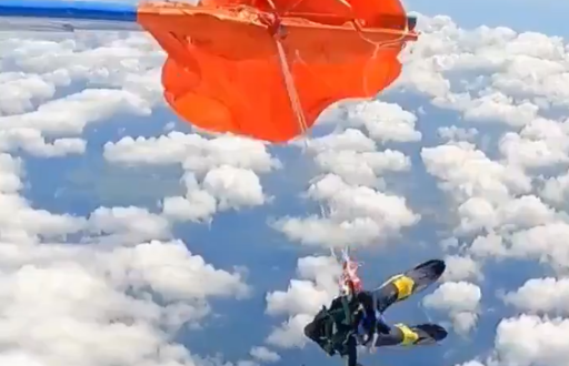 Paracaidista atrapado en la cola del avión.