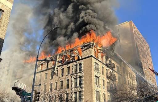 Al menos tres personas resultaron levemente heridas en un grave incendio que se propagó en un edificio de apartamentos del barrio Upper West Side en Manhattan en Nueva York, informó el FDNY.