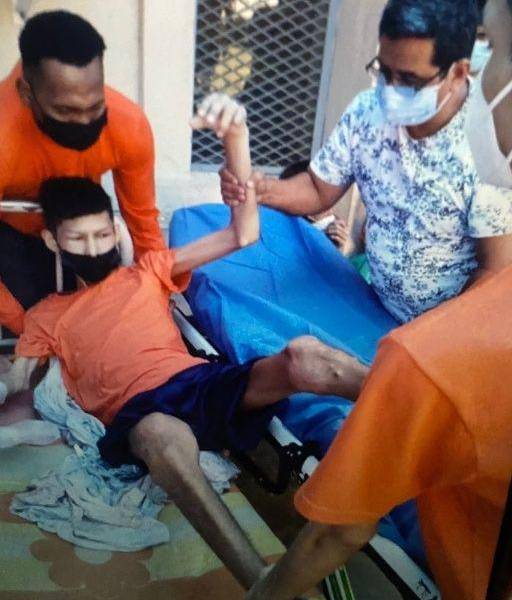 Un reo con signos de tuberculosis y desnutrición es atendido en el policlínico de la Penitenciaría del Litoral.