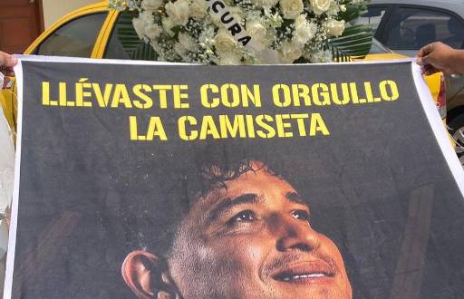 Aficionados de BSC rindieron tributo a Mario Pineida con pancartas y cánticos.