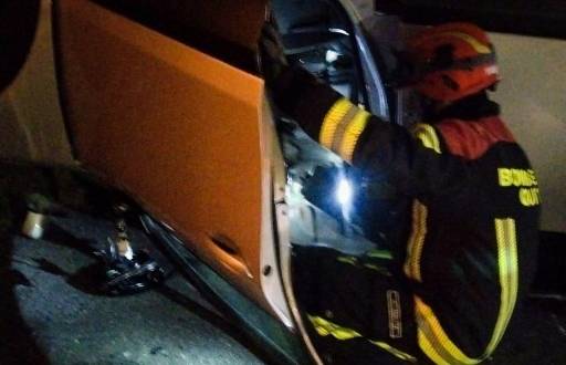 Uno de los bomberos atendió la emergencia en las avenidas Edmundo Carvajal y Brasil, norte de Quito.