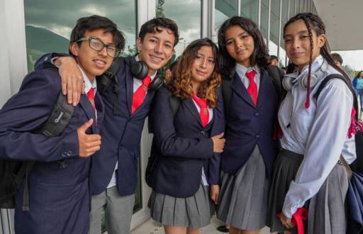 Imagen referencial para graficar a estudiantes. Los bachilleres interesados deberán completar el Registro Único Nacional.