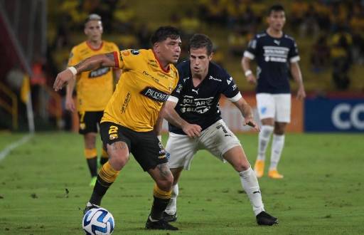 Mario Pinedia en un partido con Barcelona SC