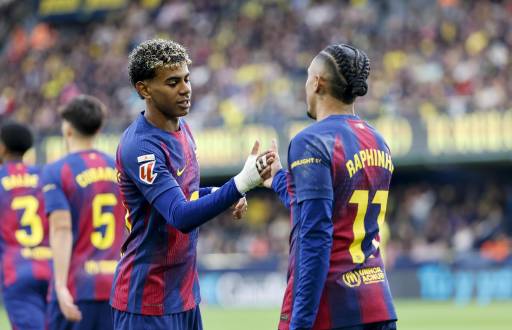 El delantero brasilero del Barça, Raphinha, celebra con su compañero Lamine Yamal tras anotar el primer gol del equipo este domingo, durante el partido de la jornada 17 de LaLiga, que disputaron Villarreal CF y el FC Barcelona en el Estadio de la Cerámica.