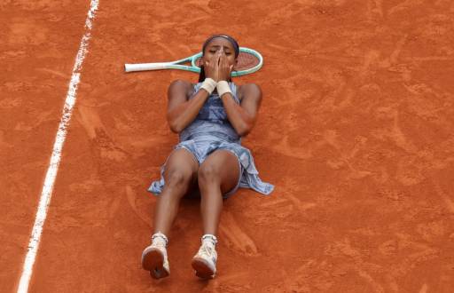 Coco Gauff celebrando su título en el Roland Garros.