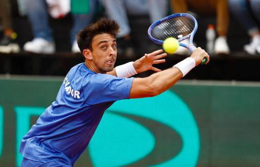 El ecuatoriano Andrés Andrade devuelve una bola ante el bosnio Damir Džumhur este sábado, durante un partido del Grupo Mundial I de la Copa Davis en Quito.