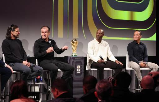 Desde la izquierda, los exfutbolistas Marcelo Balboa, Dunga, Luis Hernández, y Atiba Hutchinson, asisten a un panel organizado por la FIFA este miércoles, en el Kennedy Center en Washington (Estados Unidos).