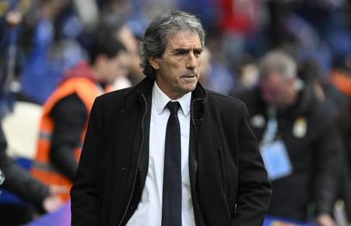 El entrenador del Real Oviedo, Guillermo Almada, durante el encuentro de Liga que disputaron Real Oviedo y Celta de Vigo en el estadio Carlos Tartiere de Oviedo.