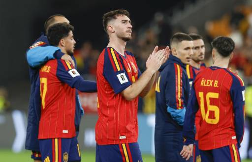El defensa de la selección española de fútbol Aymeric Laporte aplaude a la afición tras el encuentro correspondiente a la fase de clasificación para el Mundial 2026.