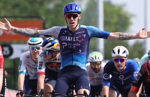 Thomas Jake Stewart, del equipo Israel-Premier Tech, al ganar una carrera