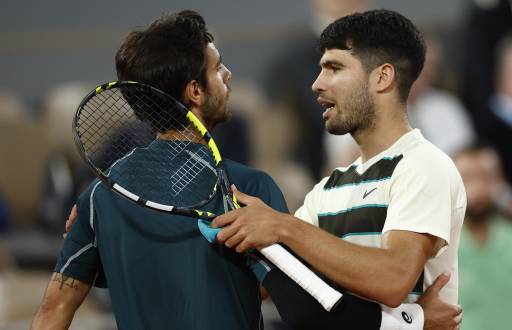 Carlos Alcaraz abrazando a Lorenzo Musetti después de que Musetti se retire de las semifinales de Roland Garros en Paris, Francia.