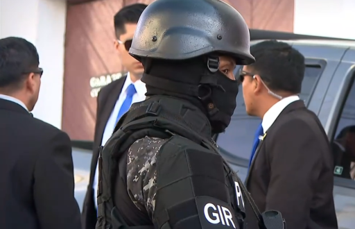 Imagen de un agente del GIR junto a policías de la Dirección Nacional de Seguridad y Protección de la Policía Nacional (Dinpro), resguardando a una autoridad.