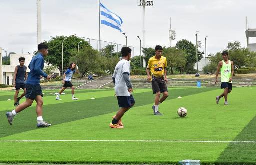 Foto de jóvenes jugando en una cancha deportiva de Parque Samanes de Guayaquil.