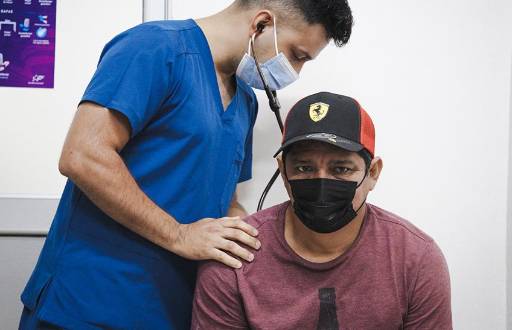 Imagen de un paciente con una enfermedad respiratoria en un centro de salud municipal de Guayaquil.