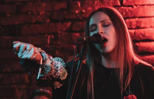 LaTorre es una artista que mezcla la tradición andina con la electrónica y el pop, contando con un álbum y un EP