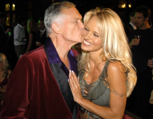 Pamela Anderson despide en ropa interior y entre lágrimas a Hugh Hefner