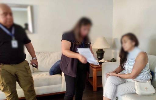 Momento en que la general, en servicio pasivo, es detenida por las autoridades.