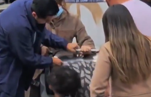 Quito: un hombre quedó atrapado en un contenedor de basura en el Centro Histórico