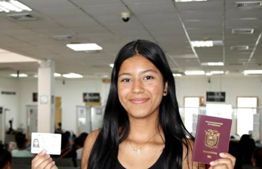 Una usuaria muestra su cédula y pasaporte.