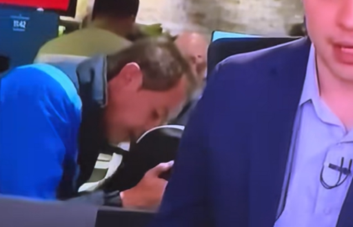 Intento de beso en una transmisón en vivo de Caracol.