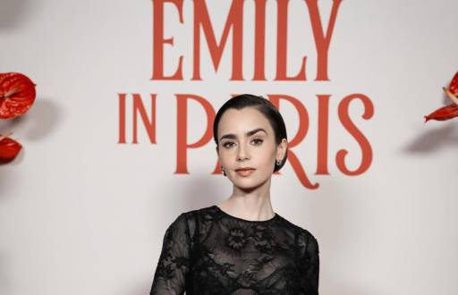 Lily Collins comparte imágenes de su primera navidad como madre.