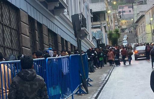 Una larga de fila de personas se formó en la calle Briceño, junto al edificio de la Dirmov.