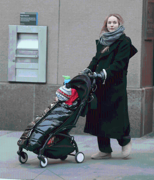 Jennifer Lawrence paseando a su hijo Cy