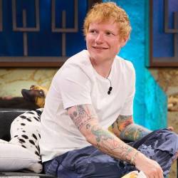 Ed Sheeran visitó el programa español La Revuelta y tuvo un mano a mano con el conductor David Broncano.