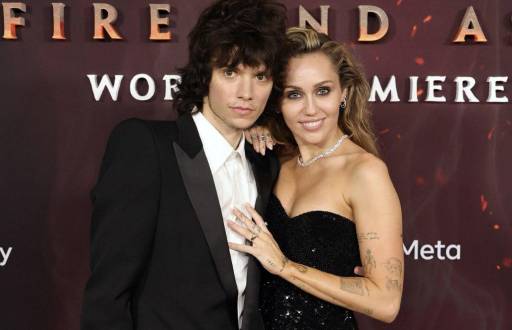 Miley Cyrus y Maxx Morando en la alfombra roja de Avatar.