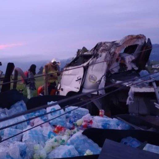 El camión se volcó y causó la muerte de dos personas.